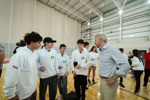 Rogelio Frigerio en Parque Berduc con estudiantes